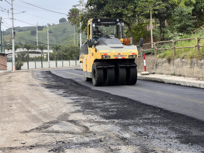 El asfalto llegó a la Av. del Café! La reconstrucción de la Avenida del Café ya registra un 75% de avance.