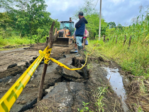 Socavón en la vía principal Sambembe - Guarango - Julcuy