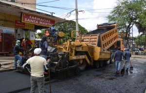 Continúan los trabajos de asfaltado en el centro de la ciudad