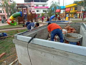 Avances en la construcción de pileta del parque central