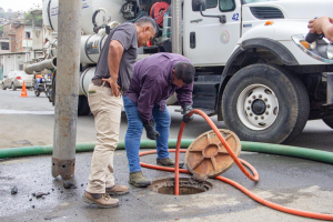Los sifoneros realizan más de 10 intervenciones por día, por alcantarillado taponado con basura.