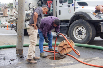 Los sifoneros realizan más de 10 intervenciones por día, por alcantarillado taponado con basura.