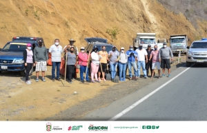 Minga de limpieza en la vía a Puerto Cayo