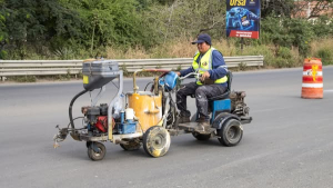 En coordinación con MTOP avanzamos con los trabajos de señalización en el paso lateral de Jipijapa