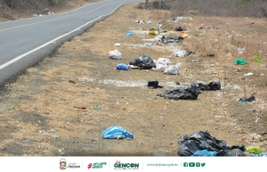 Minga de limpieza en parte de la vía Jipijapa hacia Puerto Cayo