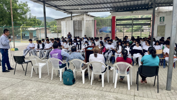 Estudiantes y docentes de la Unidad Educativa Leopoldo Chávez, en la parroquia Membrillal, participaron activamente