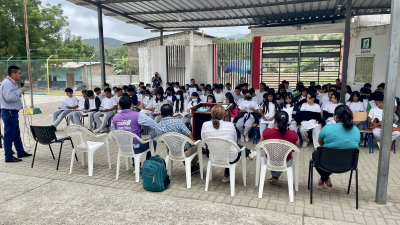 Estudiantes y docentes de la Unidad Educativa Leopoldo Chávez, en la parroquia Membrillal, participaron activamente