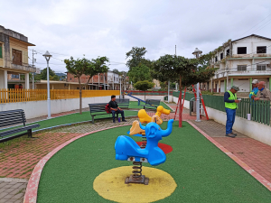 Mantenimiento de iluminación en el parque al Niño