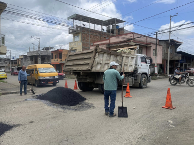 Atendiendo las solicitudes ciudadanas, estamos mejorando la infraestructura vial con trabajos de bacheo en puntos clave del cantón.
