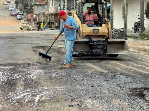 Con el objeto de rehabilitar tramos deteriorados en las calles de la ciudad realizamos trabajos de bacheo.