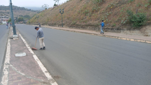 Personal de Residuos Sólidos realiza jornada de limpieza en la Av. de los Chóferes