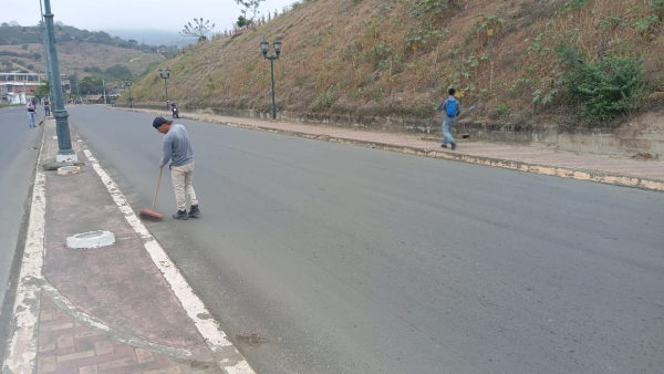 Personal de Residuos Sólidos realiza jornada de limpieza en la Av. de los Chóferes